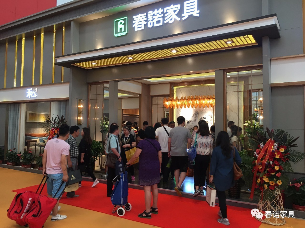 为期4天的中国国际实木家具展览会正在天津梅江会展中心举行,春诺家具