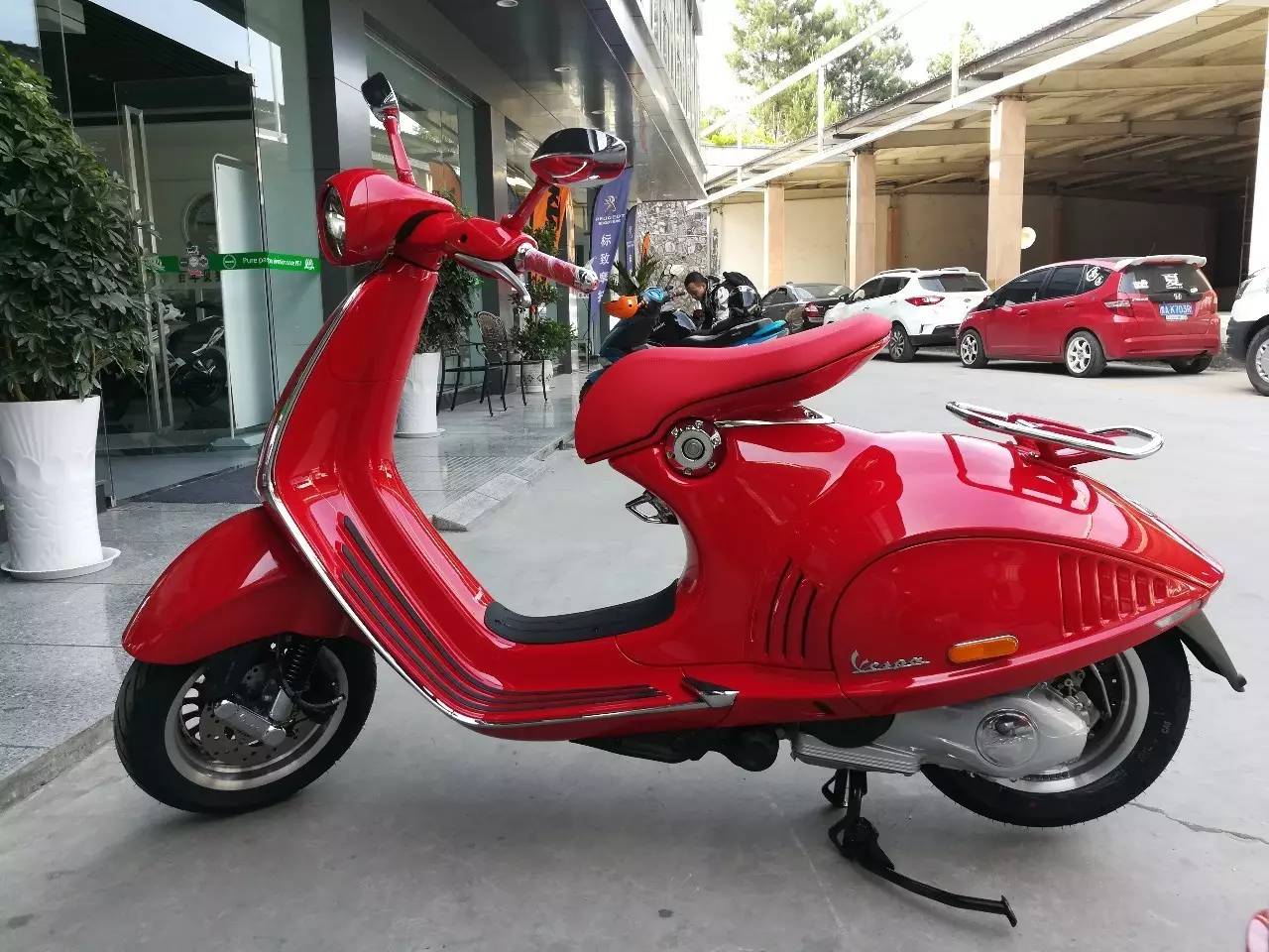 【贵州首台】世界上最红踏板,只有亲眼所见,才能感受这辆vespa 946