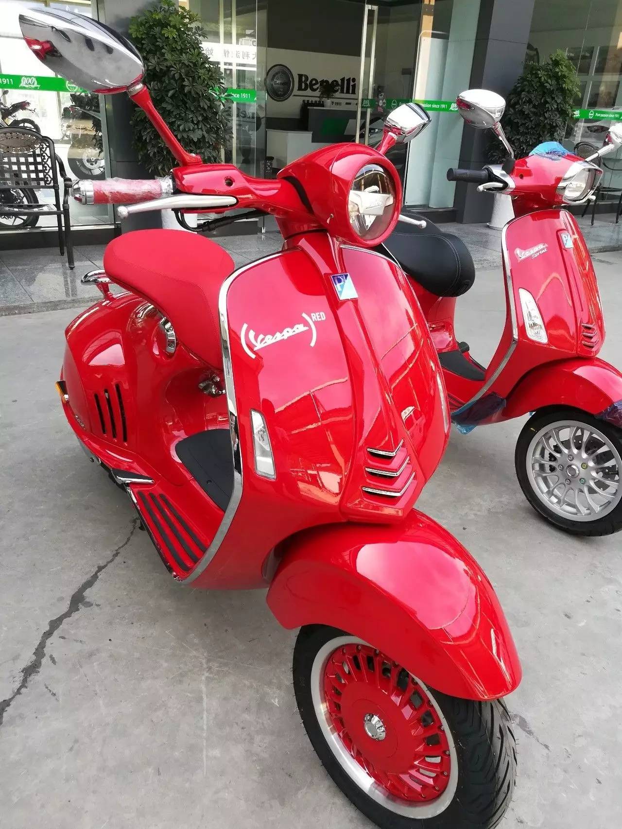 贵州首台世界上最红踏板只有亲眼所见才能感受这辆vespa946red的与众