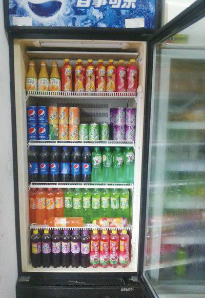 冰柜能确保百事可乐产品的温度保持在0~5摄氏度,给消费者清凉,畅快无