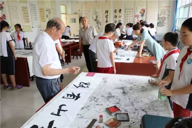 章丘书法家协会副会长兼秘书长张三达,刘思民等章丘书画名家进行了