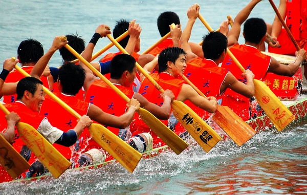 龍舟競渡時至今日,端午節已在民間傳承兩千多年.