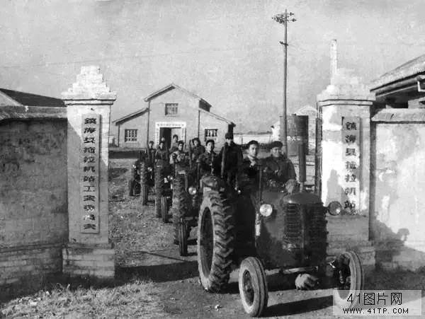 拖拉机被送往天山南北……看着上世纪70年代新疆十月拖拉机厂的老照片