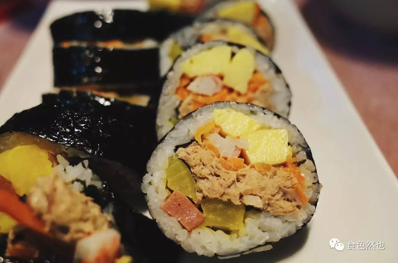 招牌三道菜(飯),進店落座老闆會客客氣氣的一人發一包清淨園的紫菜片