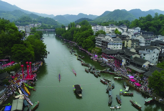 5月30日 , 農曆五月初五端午節,邊城茶峒一年一度拔龍船的日子又到了