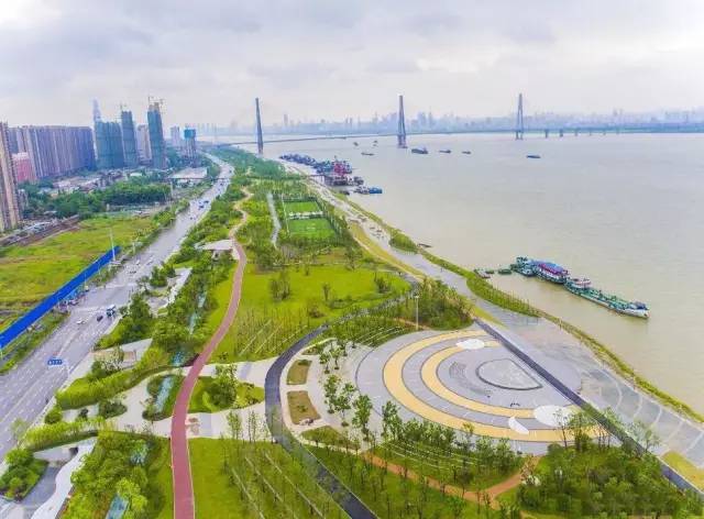 武漢最大江灘廣場來了雨水花園遊樂園沙池2200個停車位馬上約起