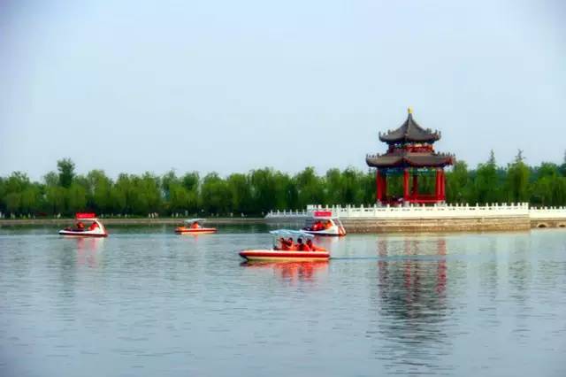 景區大門;裝飾美化了寬闊平坦的同州橋;開挖了以同州湖為核心的日月湖