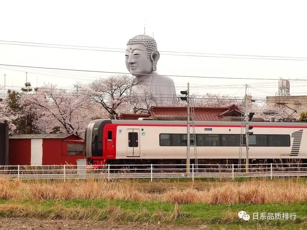 位于日本爱知县的布袋大佛,由于观看的角度问题,有时候觉得信号灯放佛