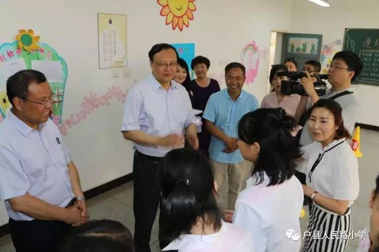 县委书记陆晓延深入校园开展 六61一儿童节慰问活动
