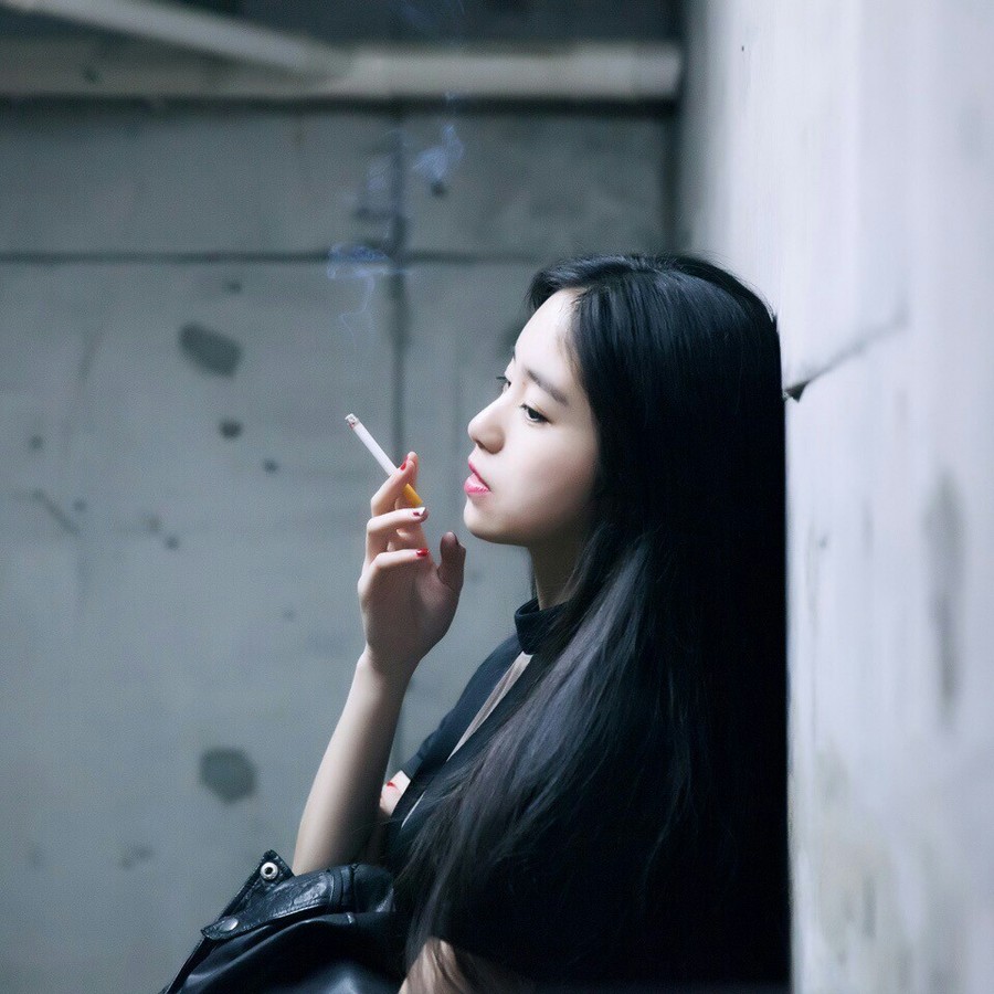女生抽烟帅气图片