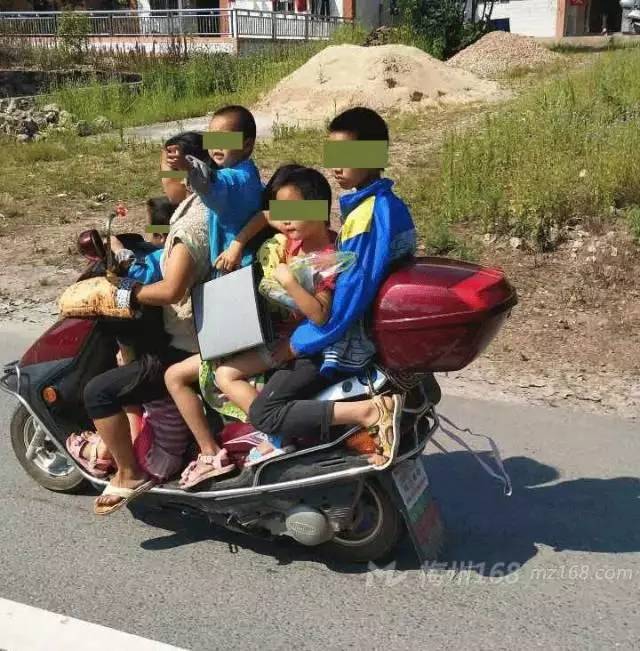五华一大妈骑女装摩托载着6个小孩竟然还飞奔!危险!