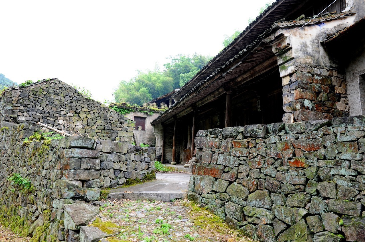 橫溪鎮區---梅嶺公路---梅溪村下山坑---梅隱橋邊山道上山---梅溪村陳