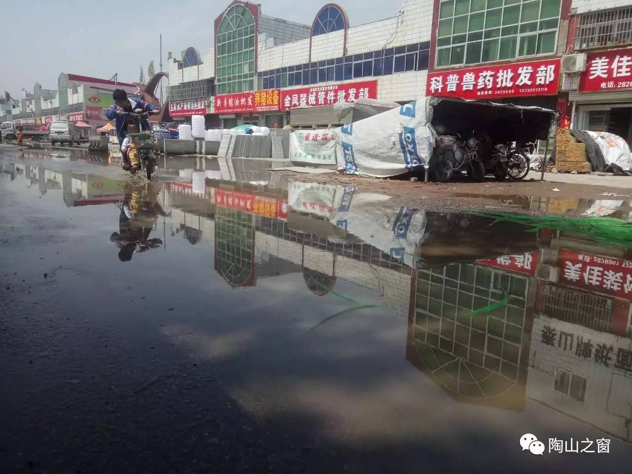 【民生】館陶金鳳市場,因昨天陣雨,部分商品被水浸泡,損失