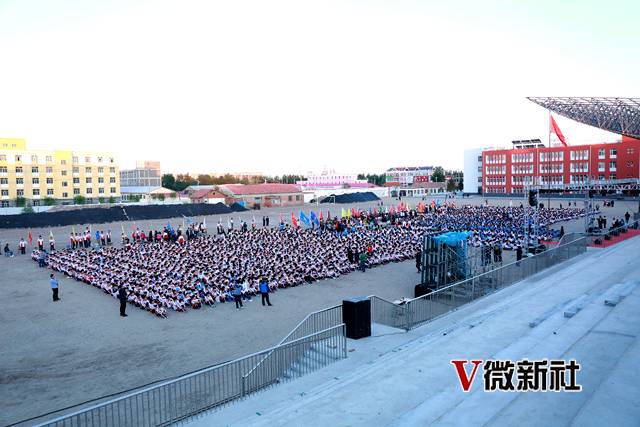 宝瑞):5月25日,通辽市科尔沁实验初中校园内灯火通明,热闹非凡,2017