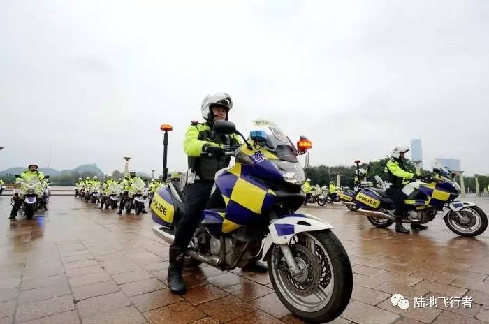 俄羅斯交警隊霸氣炫技,世界各國警察都騎什麼摩托._搜狐汽車_搜狐網