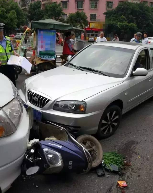 突发!遂宁射洪发生一起车祸,电瓶车,轿车,面包车三车相撞