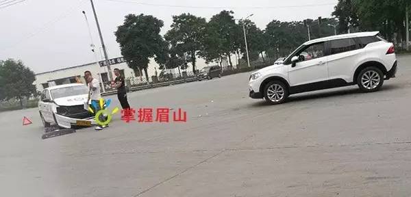 今日上午眉山科工园一教练车与一中华车相撞 结果教练车.