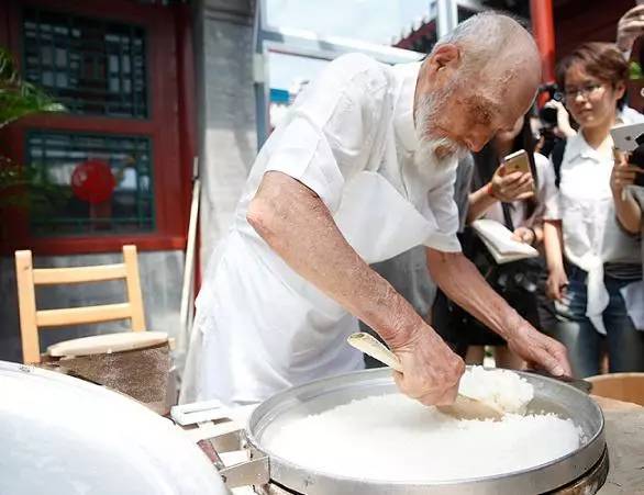 他叫:村嶋孟,煮饭50年,把普普通通的米饭做到了一家饭店的的招牌,被