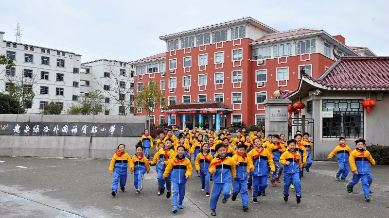 依託全國首所新班級教育實驗學校——杭州崇文實驗學校教育科學研究