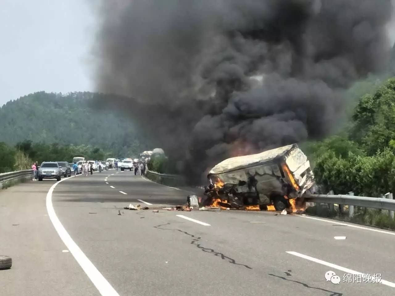 惨烈车祸!绵遂高速轿车与面包车相撞,面包车起火时车里还有人