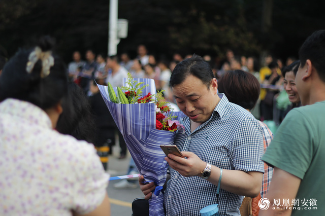 小时 阴雨的天气让前来送考的家长纷纷散去 一位父亲撑伞坚守在雨中