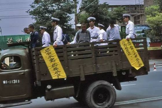 80后没见过的那些岁月1983年严打现场的老照片