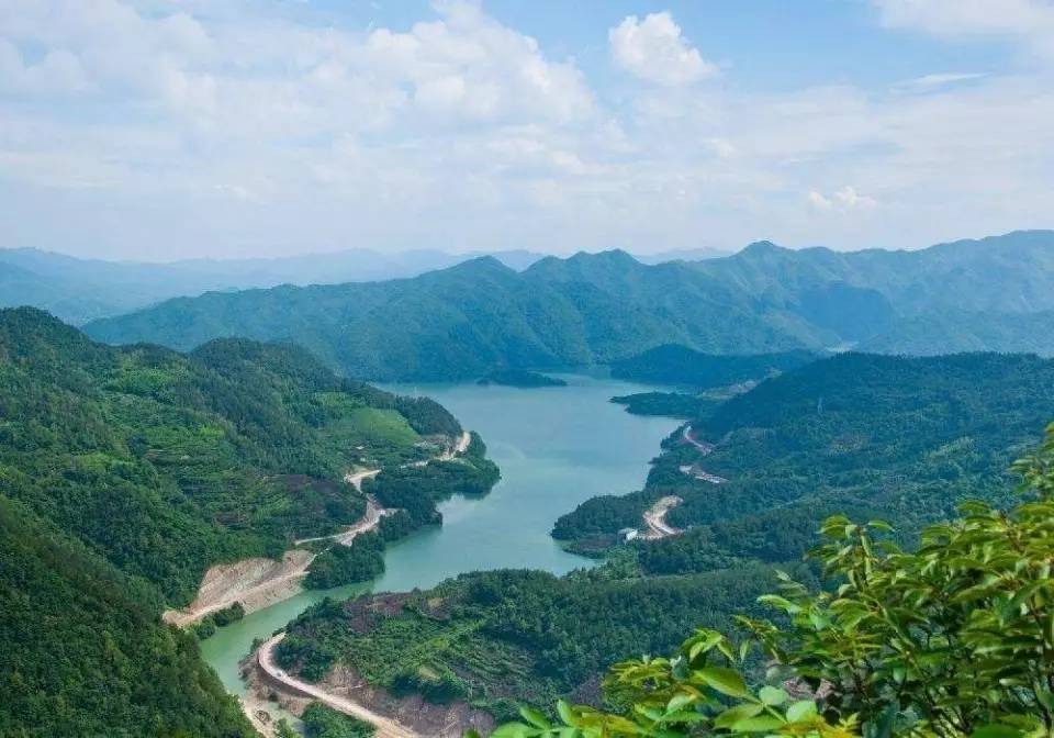 除了聞名兩岸三地的溪口鎮外,西靠四明山,東臨東海,獨特的位置賦予了