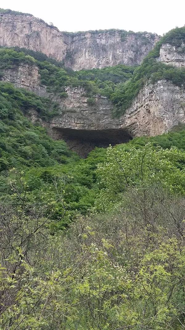 平山山村惊现罕见天生桥大美平山