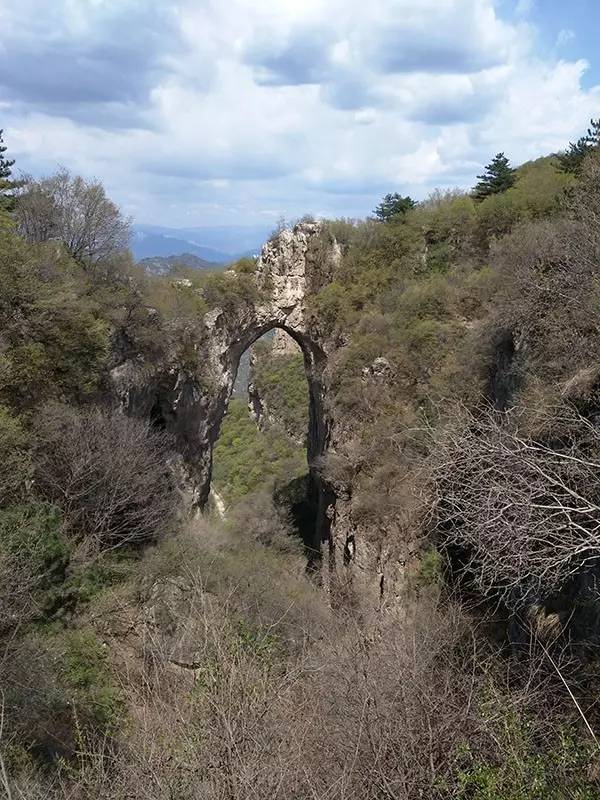 大家鲜有耳闻的是,在平山县下口镇卷掌村的深山之中,也蛰伏着一座巨型