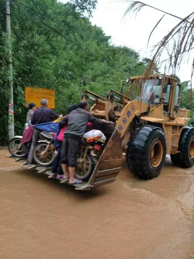 漳平一路口突发泥石流,摩托车和村民一起坐上了铲车