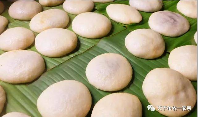 五色糯米饭是布依族地区的传统风味小吃,用精选糯米及配料密蒙花,枫叶