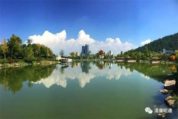 登樓遙看霞光舞,湖中倒映似馬奔鳳凰山下見古樓,石拱橋上覓興衰亭臺