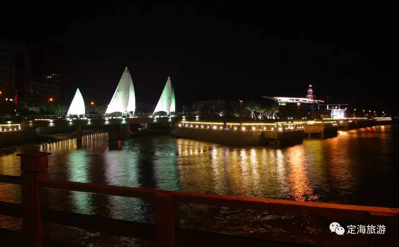 定海海滨公园的夜色▲定海港的夜色▲南洞火车里的别有洞天▲跨海