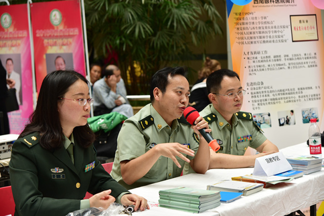 吴楠教授为医院就诊市民普及护眼常识今日,西南医院眼科主任刘勇教授