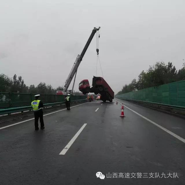 平榆高速榆社方向今年因降雨发生事故20起伤亡9人