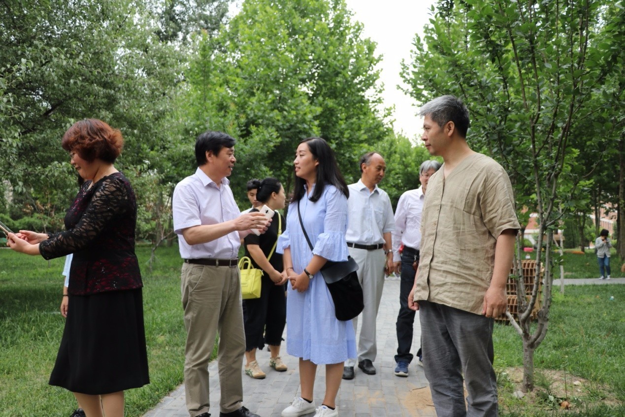 指导老师刘志霞和同学们为各位领导介绍展览作品.