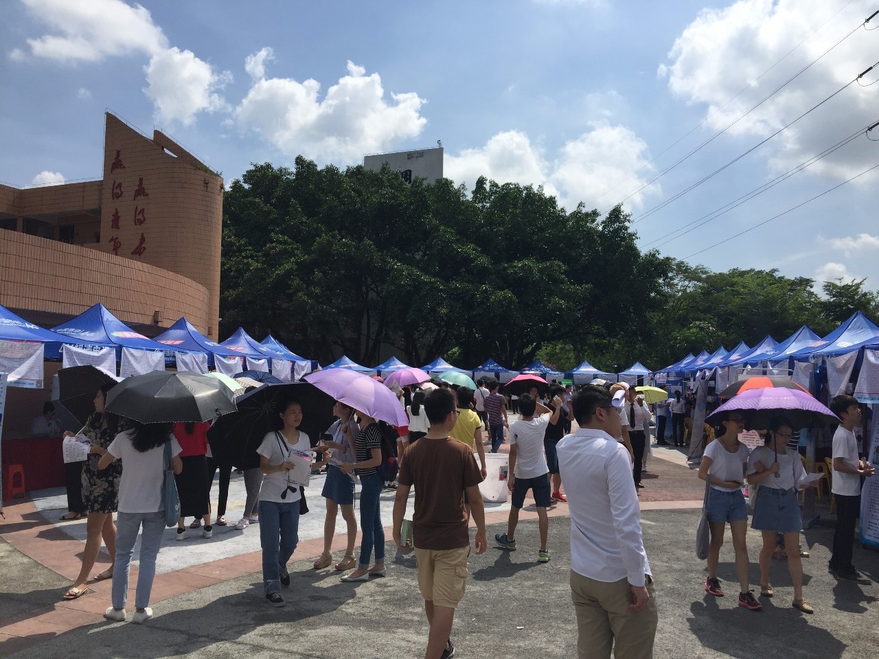 江門市人社局與五邑大學聯合舉辦2017年夏季校園公益招聘會