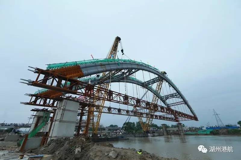 430吨钢管拱桥整体吊装这项技术首次采用缩短工期6个月