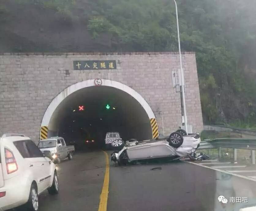 新路十八尖隧道口发生车祸,一轿车撞上护栏侧翻在隧道口