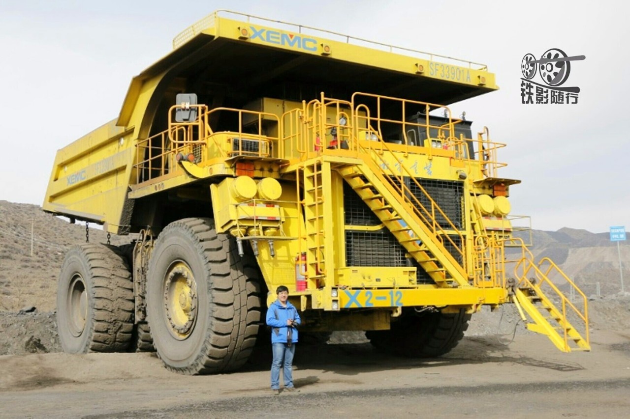 300吨巨型卡车(拍摄:孙泽)巨型卡车将煤炭运处矿坑(拍摄:孙泽)进山的