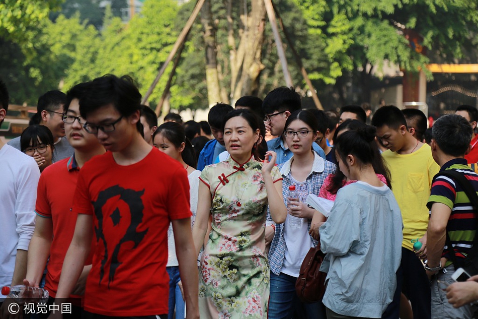 在重庆南开中学考点门口,一群穿旗袍的考生家长格外引人注意,她们说穿