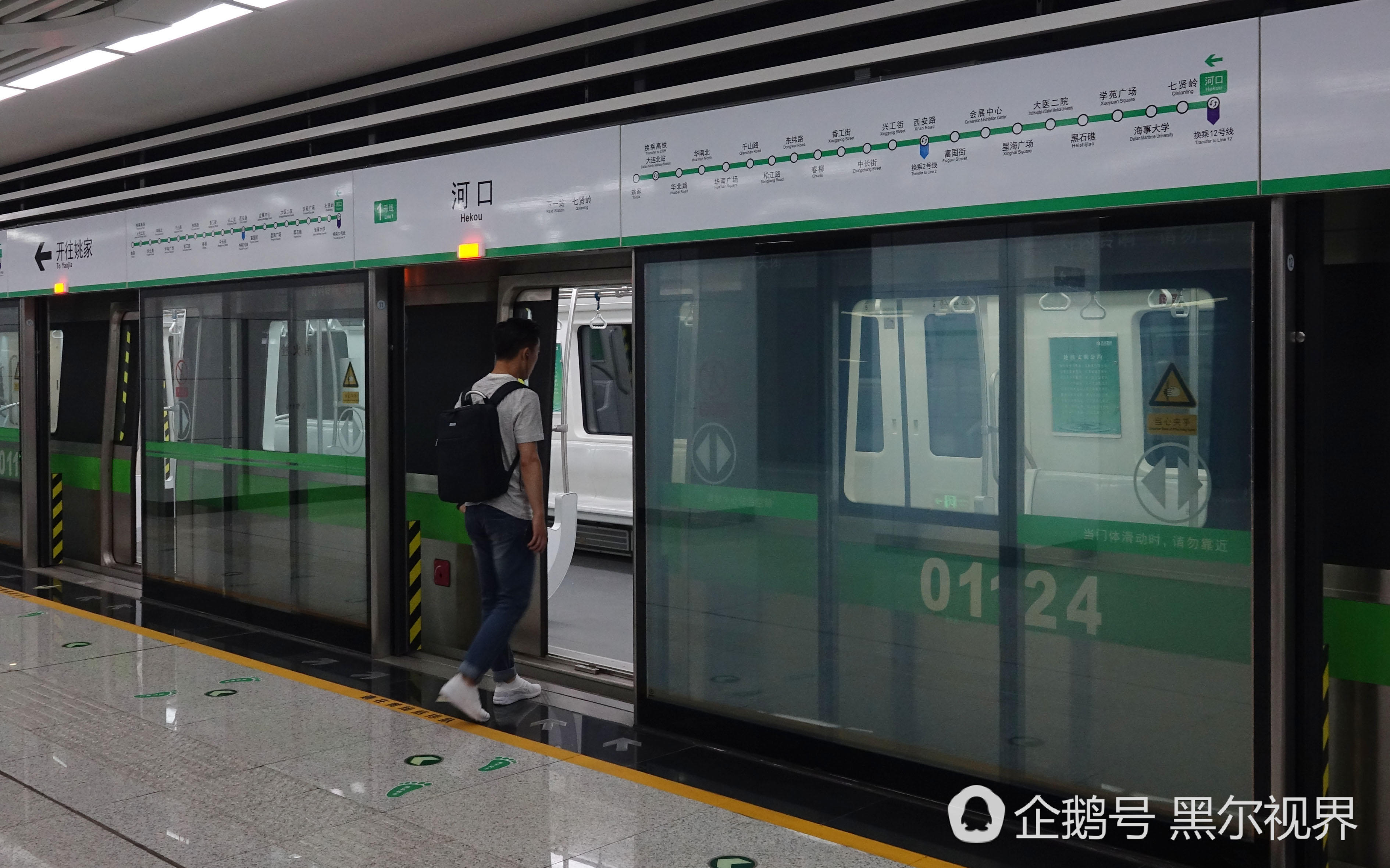 6月8日,大连地铁1号线河口站屏蔽窗新媒体播放大连风光片