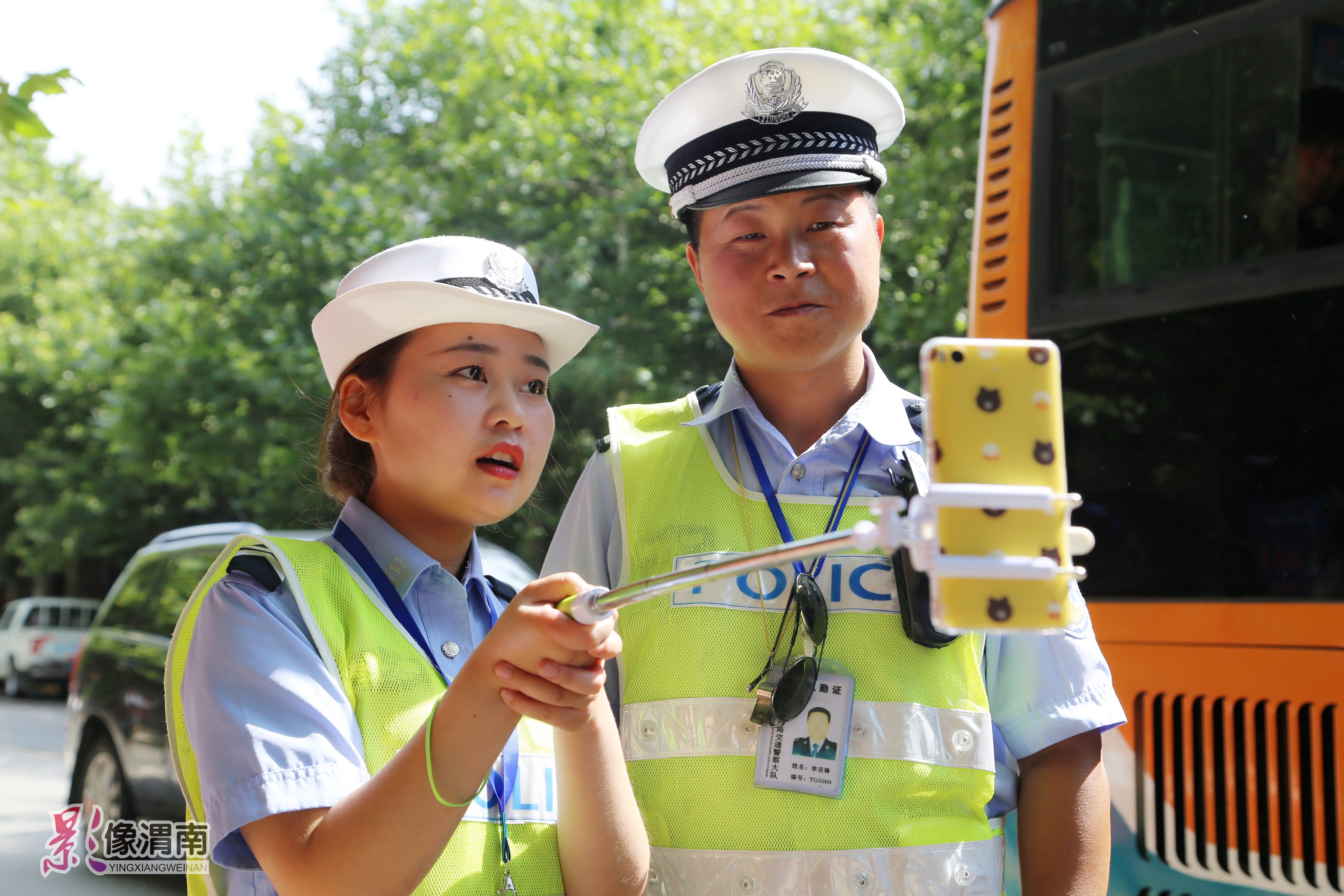 潼关交警考点外进行直播高新交警守护高考大荔交警对考点周围路段车辆