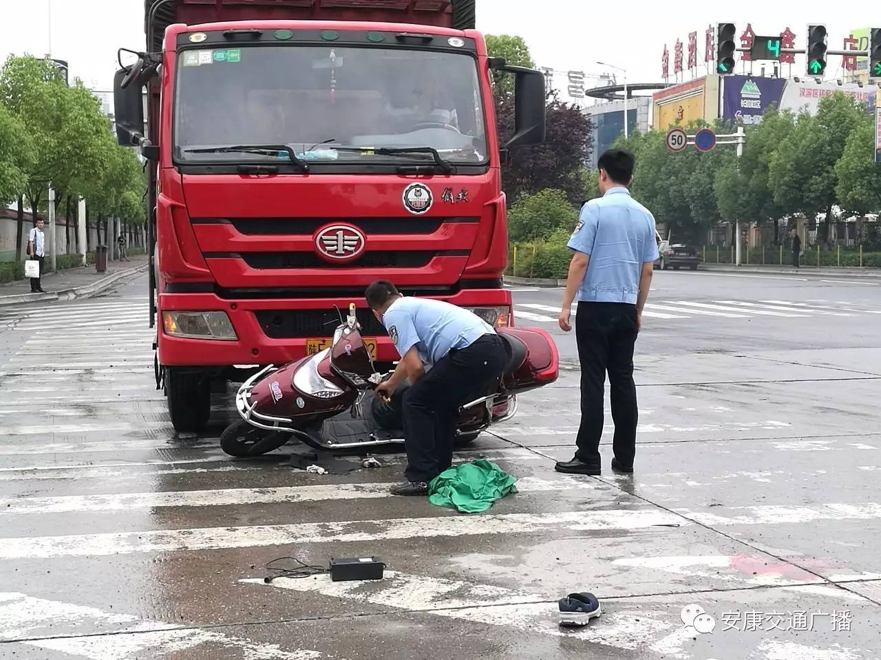 突發三橋南頭十字路口大貨車電動車相撞一男子趴在兩米開外959現場