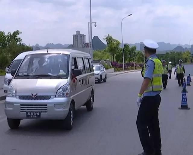 路遇興義交警查車 司機加大油門逃跑 究竟為了什麼?