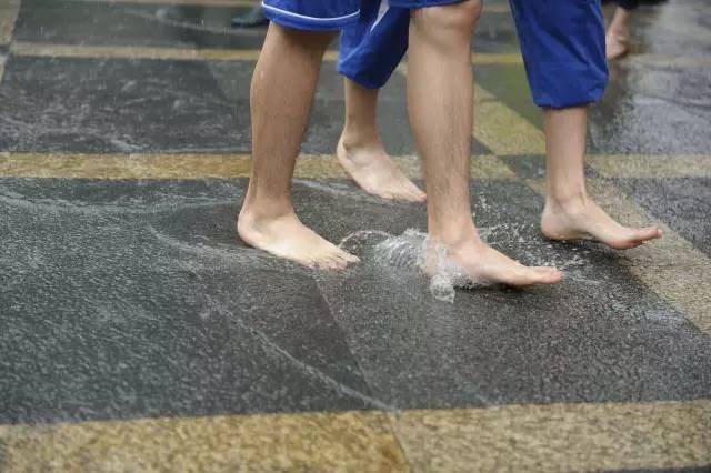 下雨天赤脚趟水图片