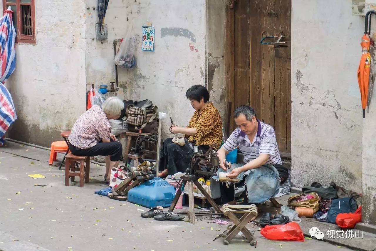 路的巷子里,你会遇见久违的补鞋,修雨伞,改衣服,甚至拉面毛等老行当