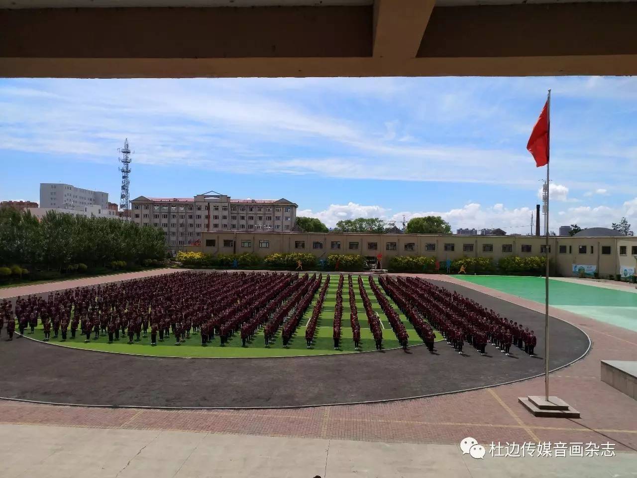 无意中在"杜边传媒"等媒体发现了黑龙江桦川县实验小学千人快板的宏大