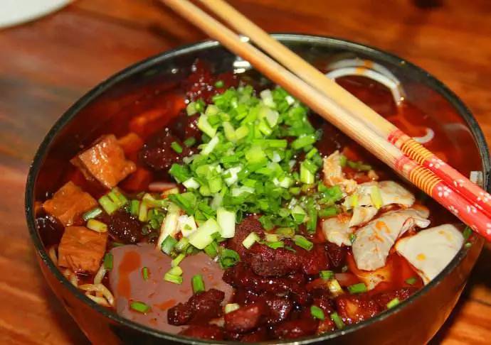 雞絲豆花面熱騰騰的糯米飯香辣可口的花溪牛肉粉鮮香過癮的腸旺面貴州