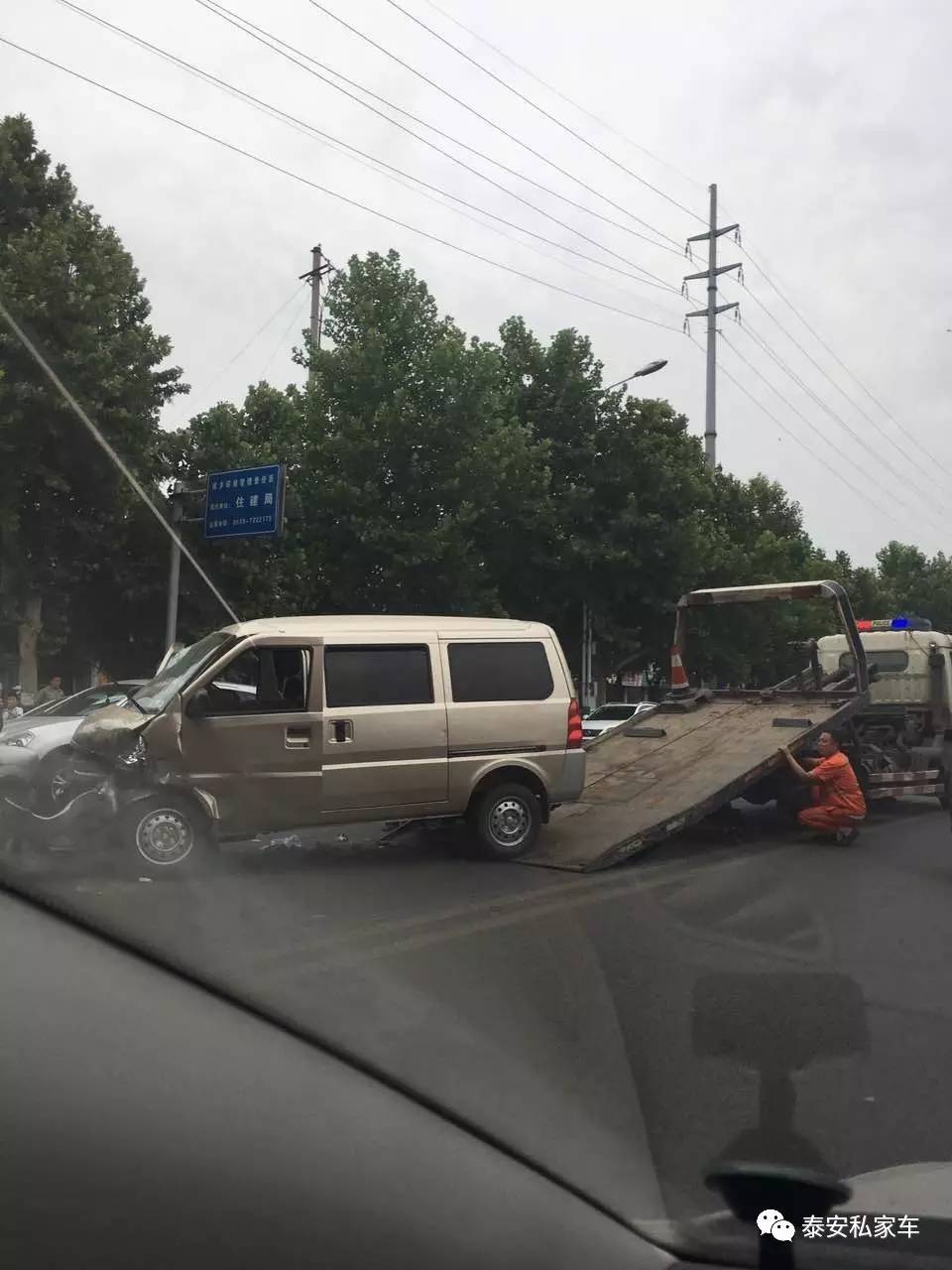 現場昨日新泰發生一起交通事故兩人受傷行車安全要牢記